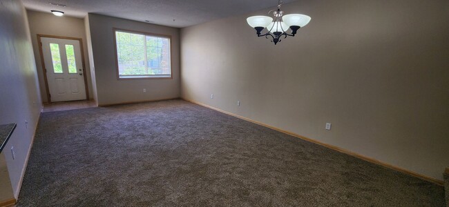 Building Photo - Rare 3 bedroom, 2.5 bathroom rental home w...