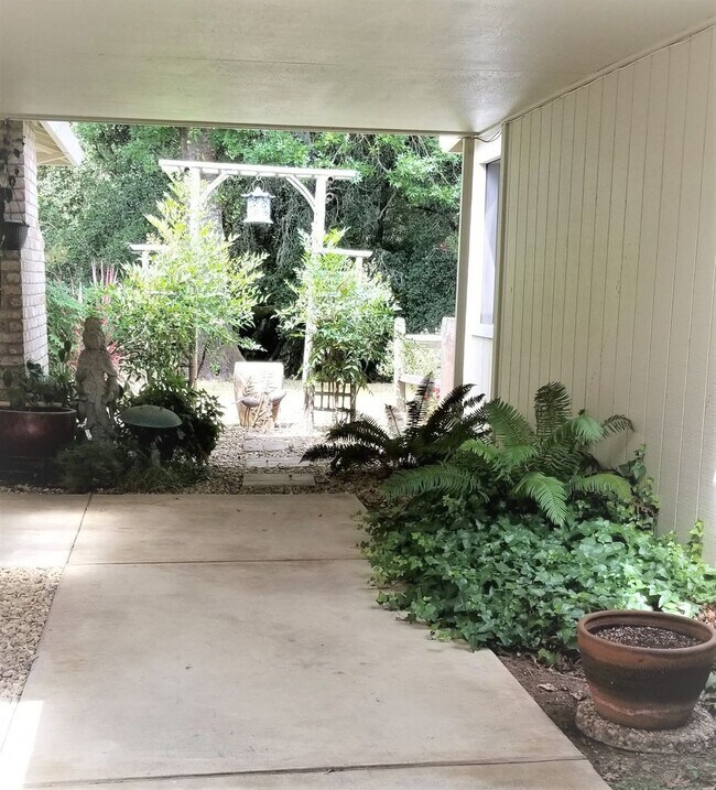 Building Photo - Comfortable, Clean, 2 Bedroom, 2 Bath in O...