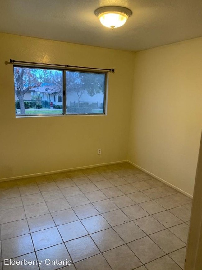 Building Photo - 251 N Elderberry Ave