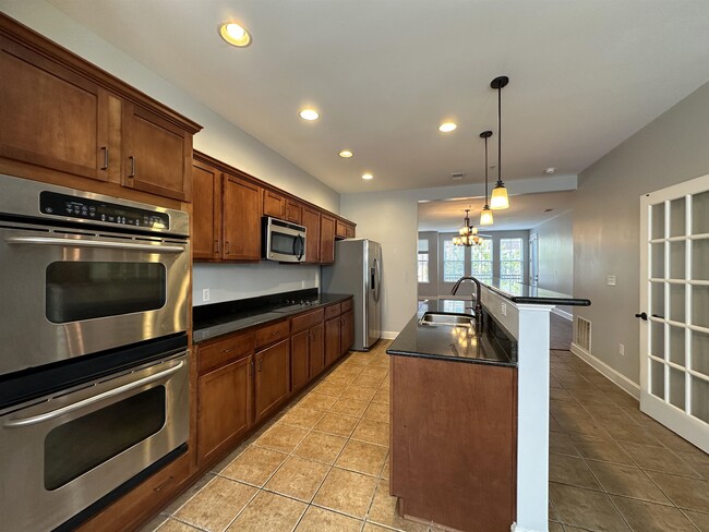 Building Photo - 75 Shoemaker Ct