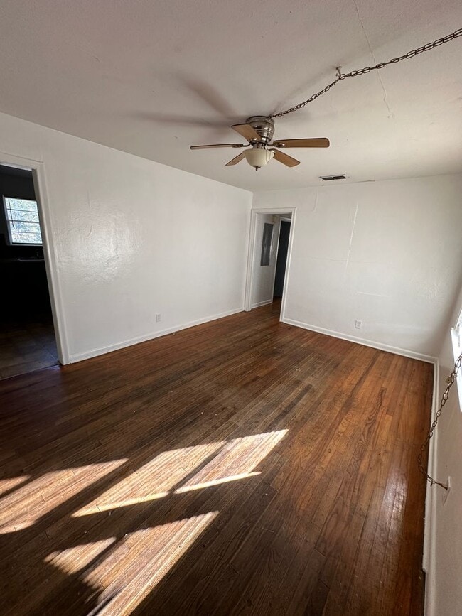 Building Photo - 1638 Sharkey St