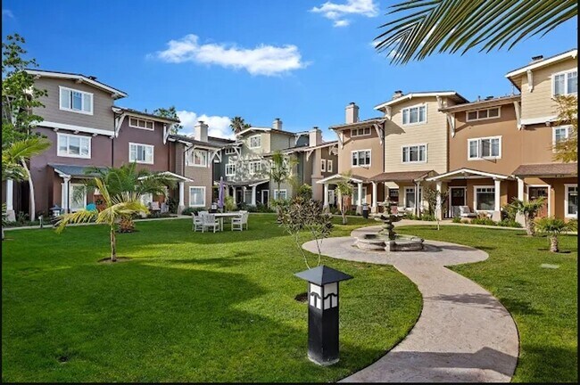 Foto del edificio - Live Upstairs, Work Downstairs: Rare Versatile Carpinteria Craftsman Townhouse!