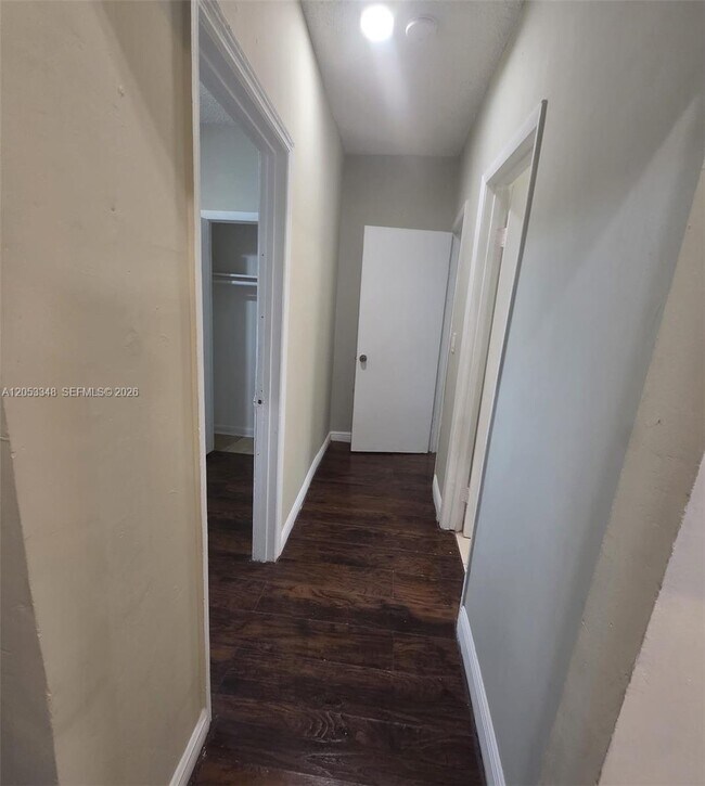 Building Photo - 1008 N 18th Ct