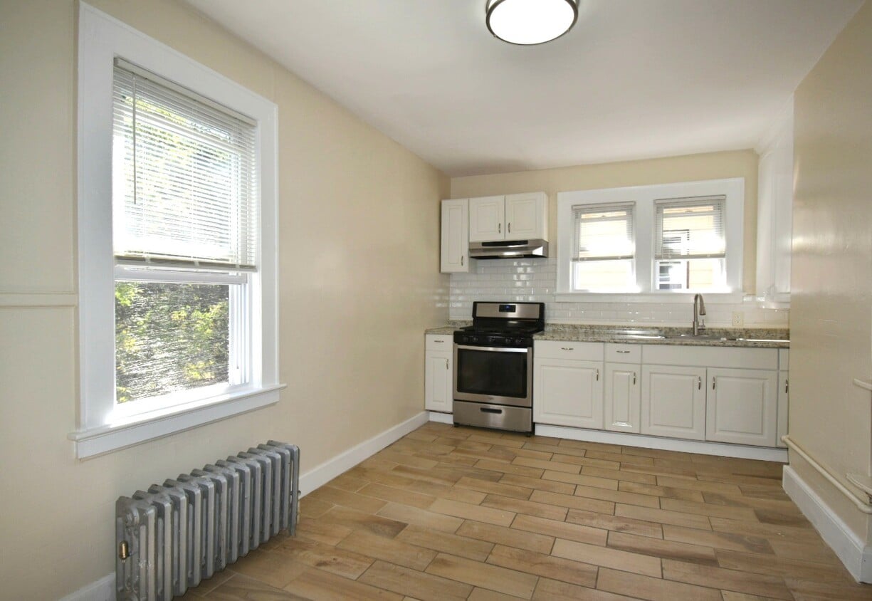 Kitchen with lot of natural lighting - 12 Ward Pl