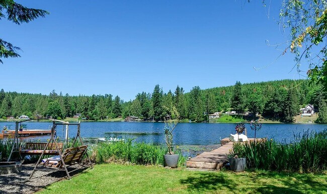 Foto del edificio - Beautiful lakefront home in Black Diamond!