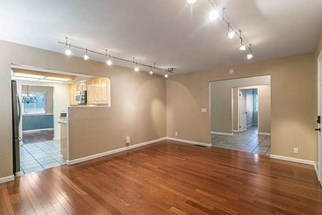 Building Photo - Lovely 3 Bedroom 2 Bath home on a quiet fa...