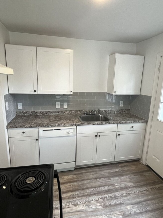 Building Photo - 2 Bedroom, 1 Bath Duplex Near NoDa