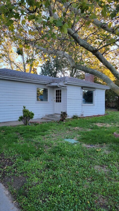 Foto principal - Cozy Two Bedroom Home Ready For You