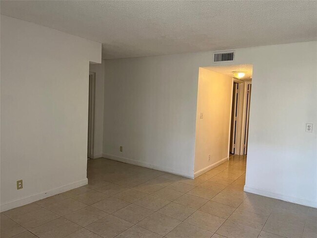 Foto del edificio - 7680 Westwood Dr