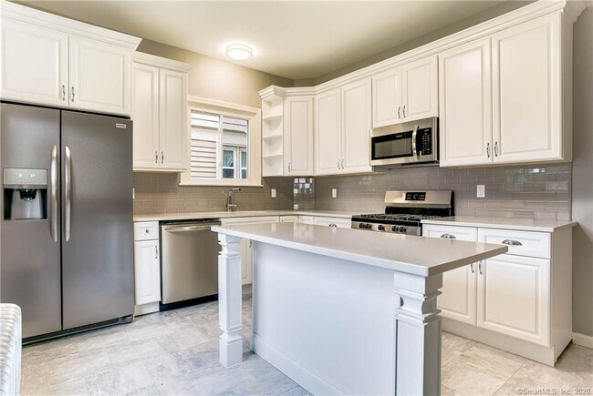 Building Photo - 573 Orange St