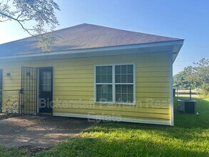 Building Photo - 806 N Railroad St