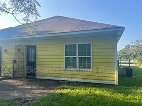 Building Photo - 806 N Railroad St