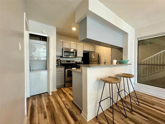 Foto del edificio - 3115 Helms St