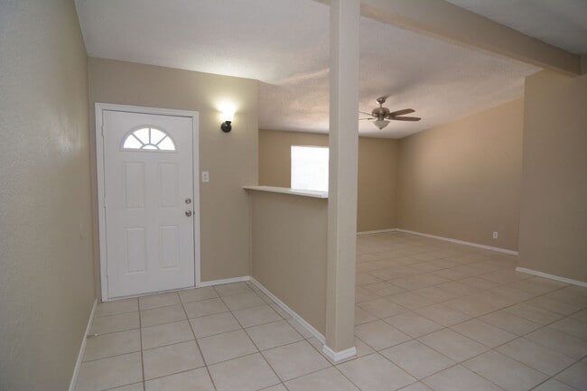 Building Photo - Spacious 2 Bedroom 1 Bath Duplex! Central ...