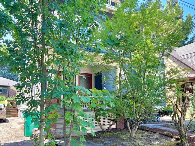 Building Photo - 1522-1524-1524 SE Belmont St