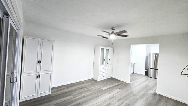 Building Photo - 4513 S Oak Dr