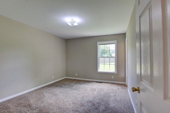 Building Photo - Hurry.  3 bed 2 bath 1 car under $1400