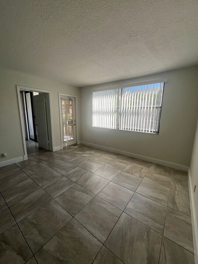 Foto del edificio - ONE BEDROOM ONE BATHROOM! Pool View! Waterfront Community!