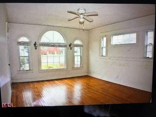 Living Room - 419 Campdell St