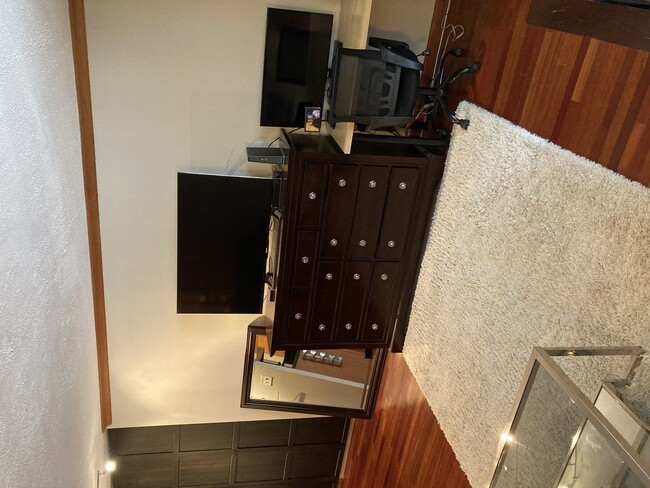 Building Photo - 21 W Goethe St