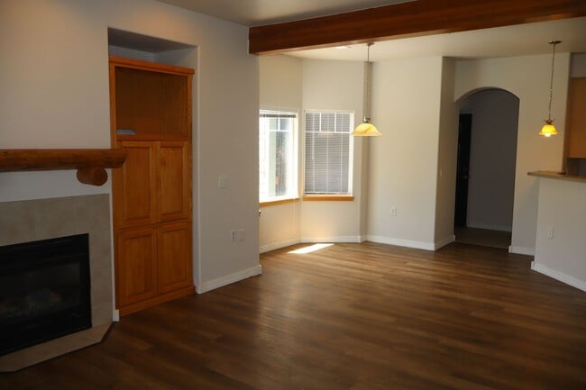 Building Photo - Lovely 2 Bedroom Ground Level Condo