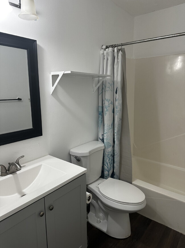 Building Photo - "Coastal Comfort Awaits: Charming 2-Bed Co...