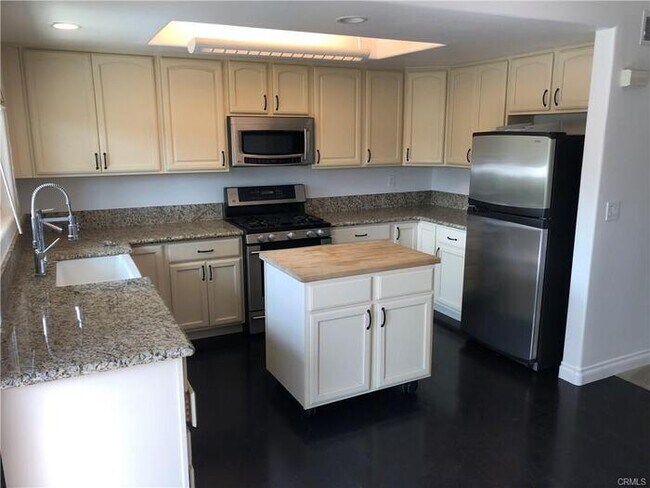 Building Photo - 13902 Yorba St