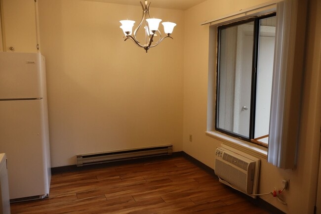 Building Photo - Charming Garden-Level Condo in the Heart o...