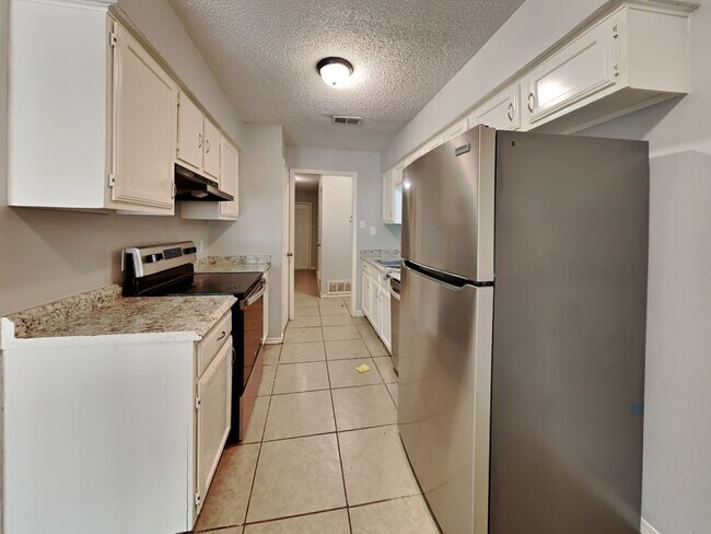 Foto del edificio - Alluring Single Family Home | 3 BR/2BA | 2-Car Covered Parking | Fencing wood