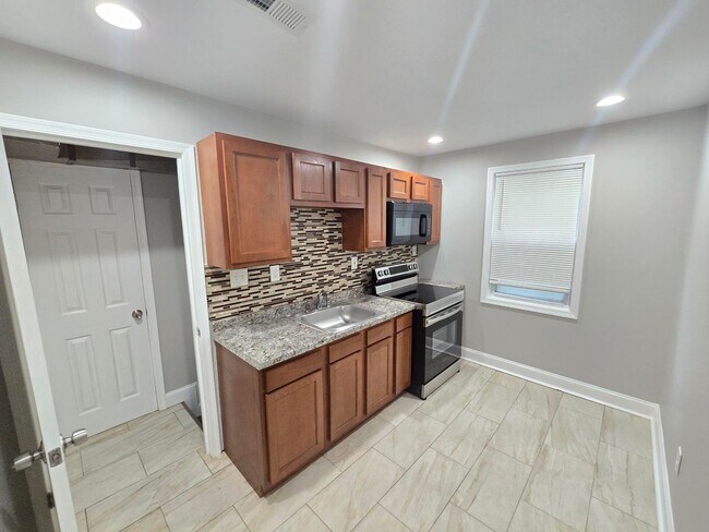 Foto del edificio - Beautiful 1 Bedroom w/ Den town home located in Dundalk.