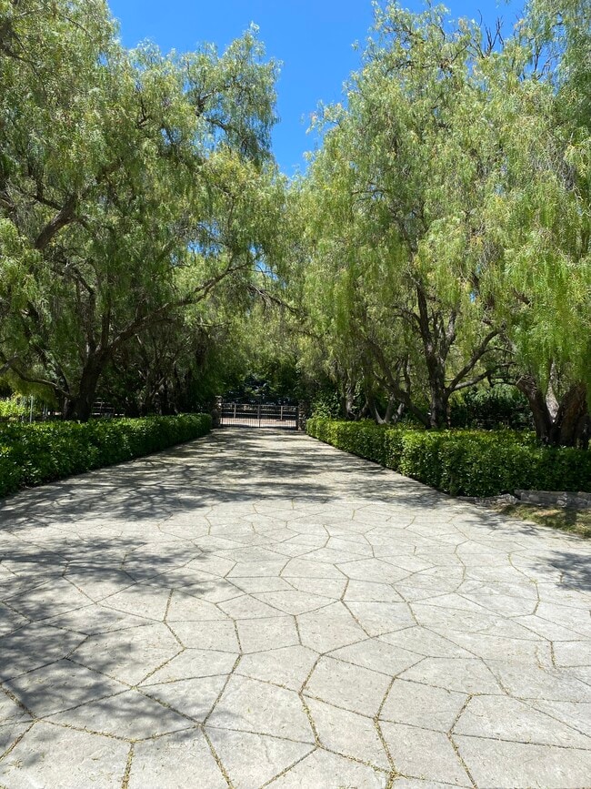 Foto del edificio - 3740 Roblar Ave