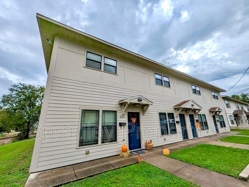 Primary Photo - 1033 N Wall St
