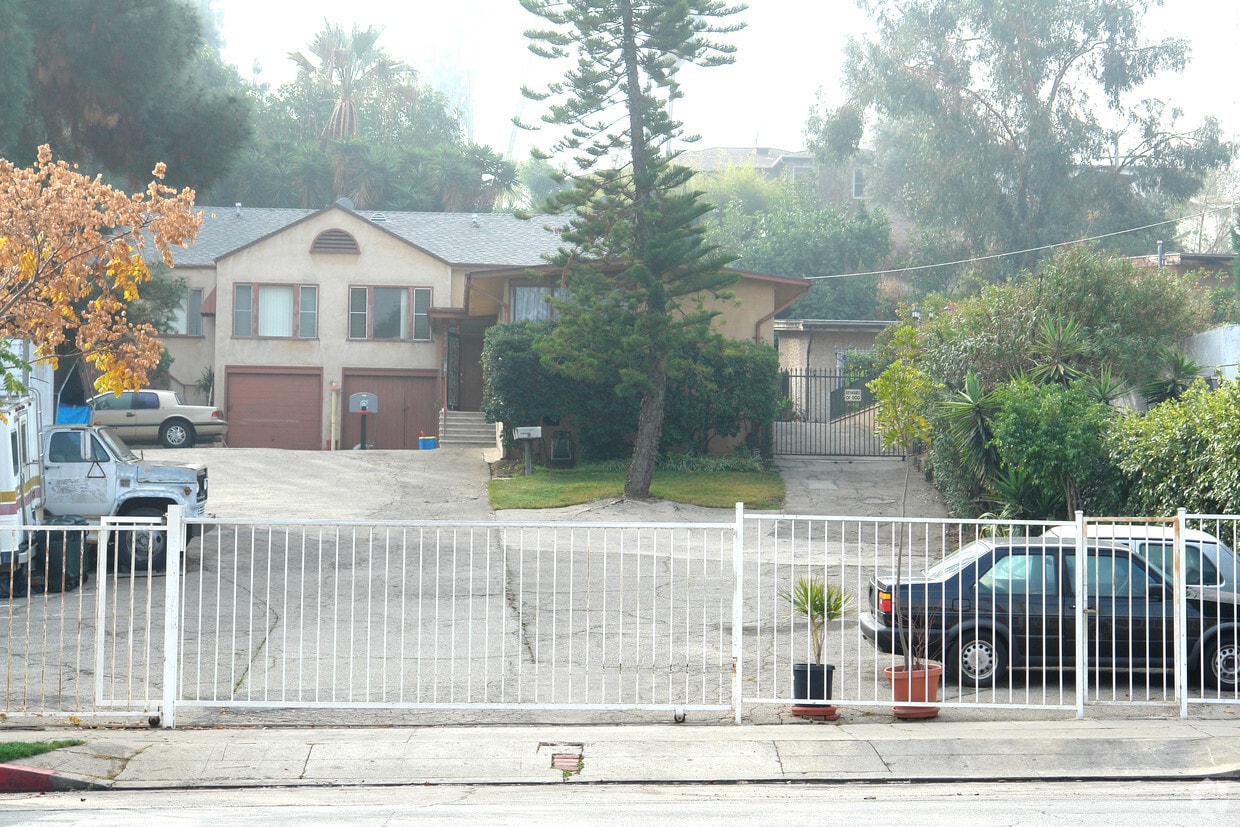 Foto del edificio - 2800 Rowena Ave