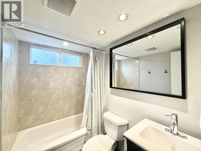 Building Photo - 111 W 10th Ave