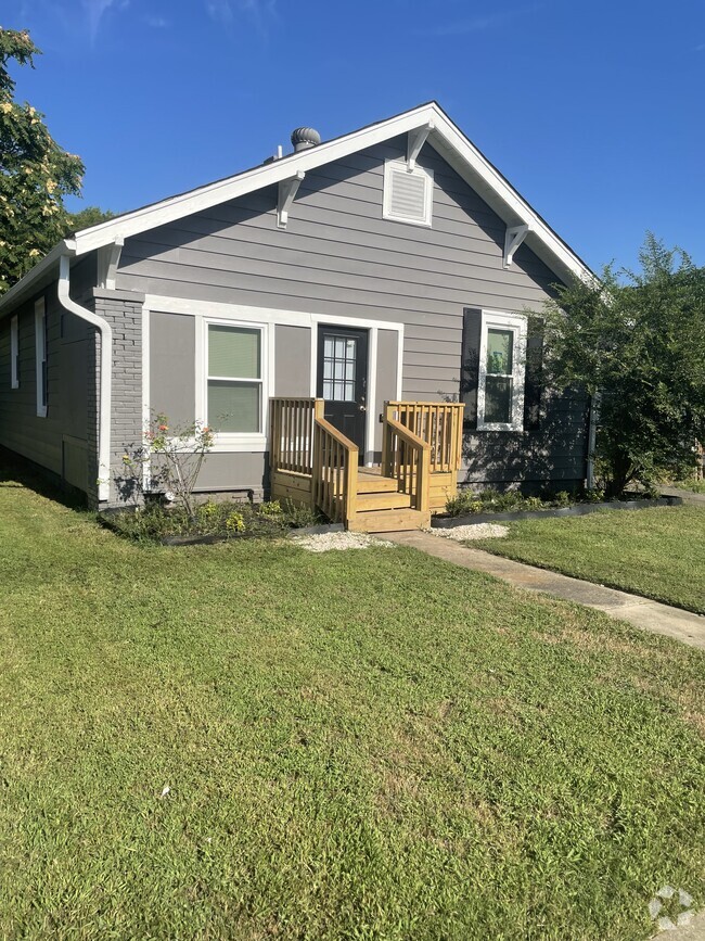 Building Photo - 817 Maple St