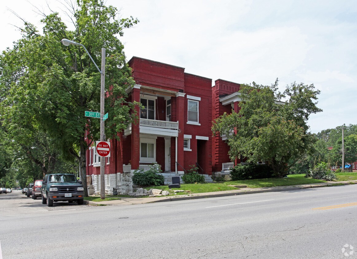 Building Photo - 225-227 E 31st Ter