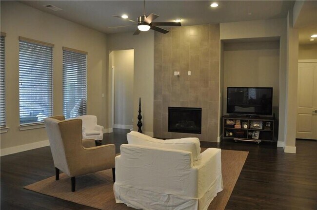 Building Photo - 6913 Golf Club Dr