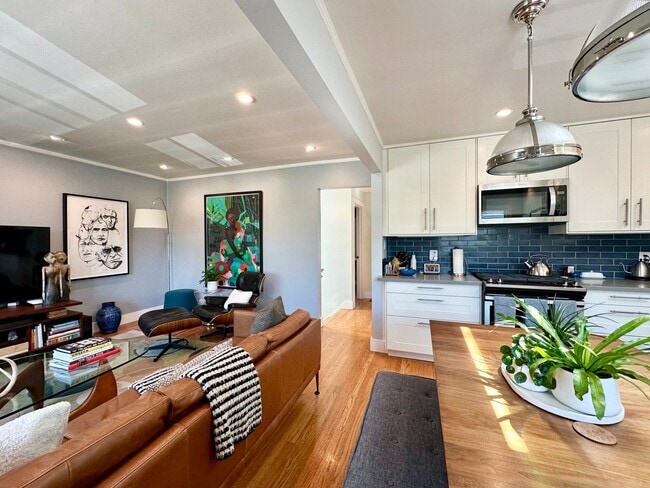 Building Photo - Modern & Bright 3BR/2BA Single-Family Home...