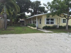Building Photo - 1140 SW 30th St