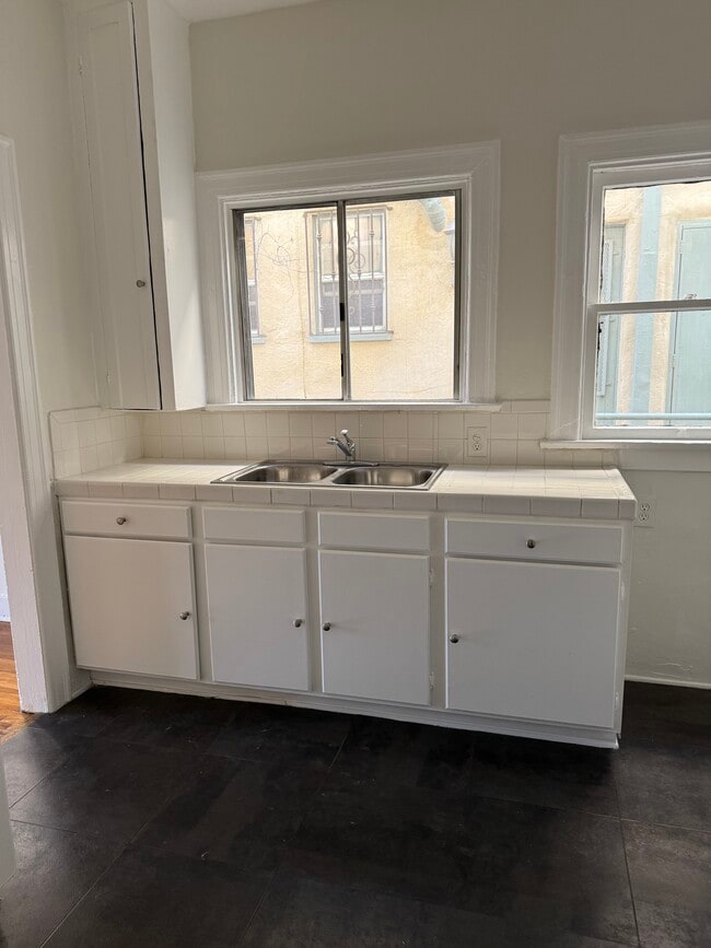 Kitchen - 536 N Spaulding Ave