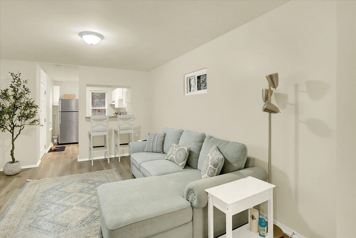 Primary Photo - 407 Boas St