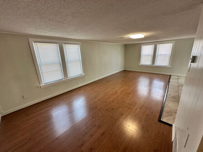 Foto del edificio - Newly Remodeled 4 Bed, 1 Bath Upstairs Unit in SW OKC! - Move in Deposit-Free! (If Qualified)