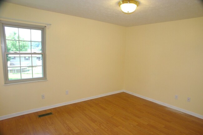 Foto del edificio - Seymour, 4 bedroom, hardwood floors - Call Steve Davis (865) 681-1000