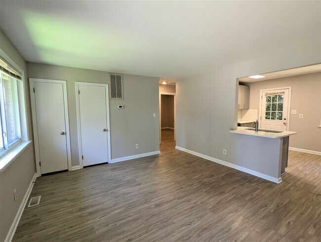 Foto del edificio - 3906 Lexington Dr