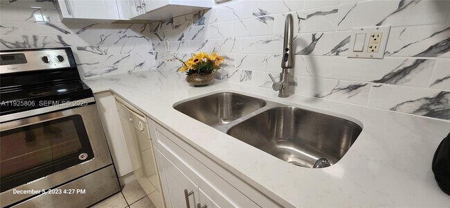 Building Photo - 4235 N University Dr