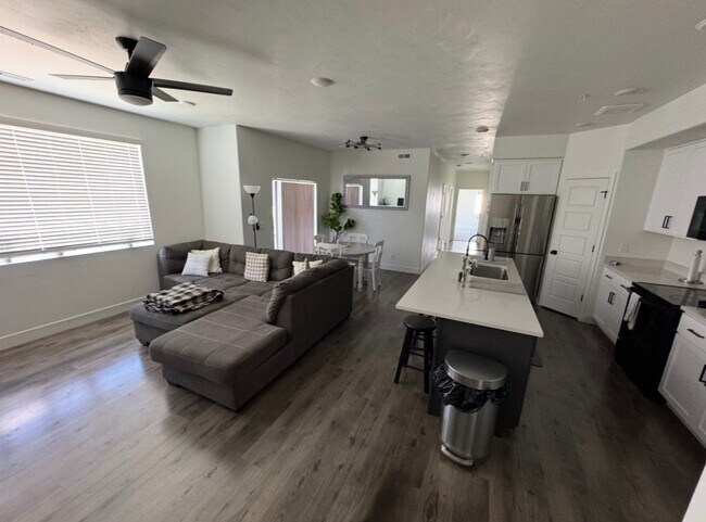 Building Photo - 1079 W 420 S