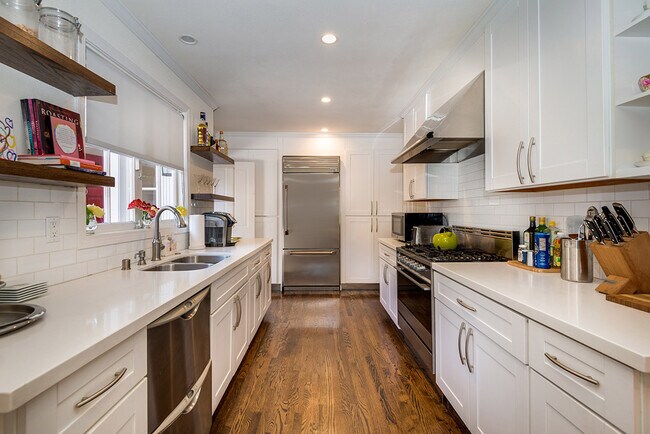Kitchen - 831 Alma Real Dr
