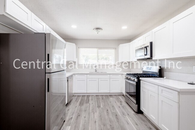 Foto del edificio - 4 Bedroom/2 Bath Home - $2295 per month!