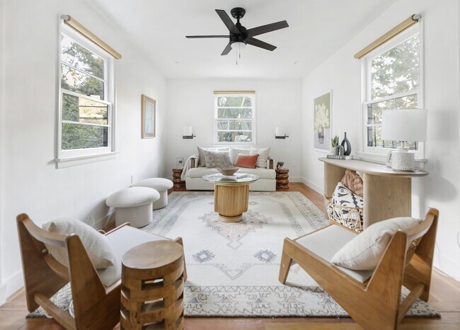 Foto del edificio - 2452 N Gower St
