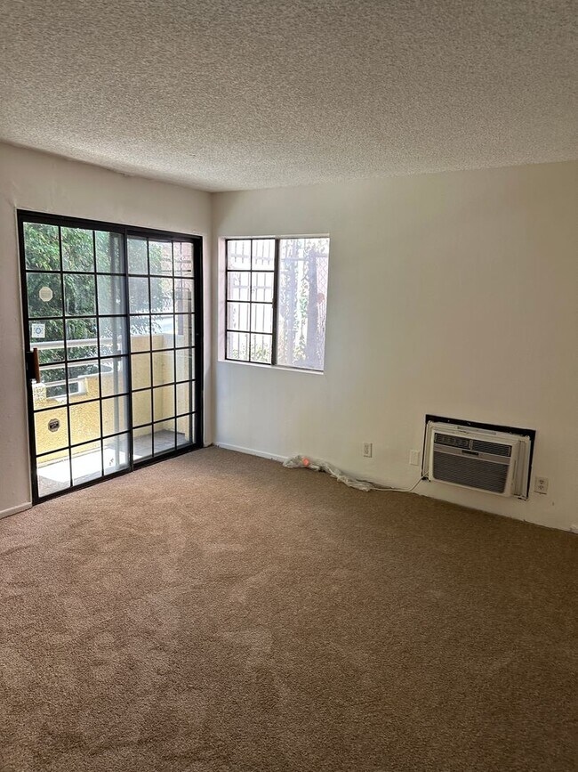 Foto del edificio - 2-Bedroom First-Floor Condo with Utilities Included in Los Angeles!